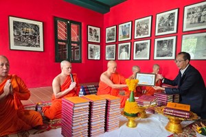 ທູດປະເທດມຽນມາ ມອບພະໄຕປິດົກ ແລະຄຳພີອັດຖະກະຖາໃຫ້ແກ່ ແຂວງຫຼວງພະບາງ