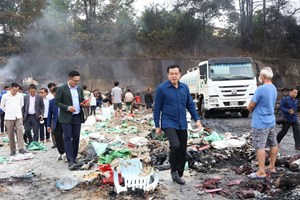 ການນໍາແຂວງຄໍາມ່ວນ ຕິດຕາມຄວາມ​ເສຍ​ຫາຍເຫດການໄຟໄໝ້ຕະຫຼາດສຸກສົມບູນ