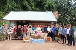 ຫຼາຍພາກສ່ວນ ມອບເຄື່ອງຊ່ວຍເຫຼືອ ບັນເທົາທຸກໃຫ້ຜູ້ປະສົບໄພນໍ້າຖ້ວມ ຢູ່ບ້ານນໍ້າດີ