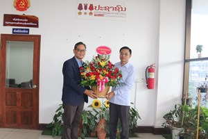 ສະຖານເອກອັກຄະລັດຖະທູດຫວຽດນາມ ປະຈຳ ລາວ ອວຍພອນໜັງສືພິມປະຊາຊົນ