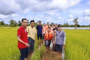 ການນຳເມືອງມຸນລະປາໂມກ ມອບເຄື່ອງຊ່ວຍເຫຼືອແກ່ຜູ້ປະສົບໄພນ້ຳຖ້ວມຢູ່ຕາແສງນາດີ