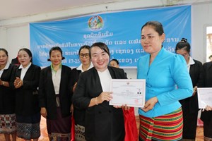 ປິດຊຸດອົບຮົມຍົກລະດັບສີມືໃນການຕັດເສື້ອແວັດ ແລະແຟ້ມໃສ່ເອກະສານ