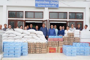 ລັດຖະມົນຕີກະຊວງ ຮສສ ມອບເຄື່ອງບັນເທົາທຸກໃຫ້ຜູ້ປະສົບໄພພິບັດນໍ້າຖ້ວມ ຢູ່ເມືອງໄຊບູລີ