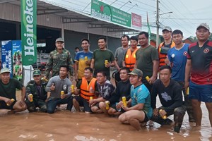 ກອງບັນຊາການທະຫານເມືອງນໍ້າບາກ ນໍາກຳລັງລົງຊ່ວຍເຫຼືອກອບກູ້ໄພພິບັດນໍ້າຖ້ວມ