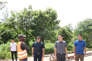 ປະທານຄະນະກຳມະການປົກຄອງແຂວງຈຳປາສັກ ຊຸກຍູ້ໂຄງການຍົກລະດັບເສັ້ນທາງຍຸດທະສາດ ດ່ານສາກົນໜອງນົກຂຽນ ຊາຍແດນລາວ-ກຳປູເຈຍ