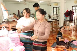 ປະທານສະຫະພັນແມ່ຍິງແຂວງເຊກອງ ເຄື່ອນໄຫວຊຸກຍູ້ວຽກງານຢູ່ສູນພັດທະນາແມ່ຍິງບັນດາເຜົ່າແຂວງ