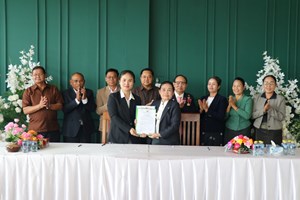 ມອບລົດບັນຈຸເກັບມ້ຽນຂີ້ເຫຍື່ອ ໃຫ້ບໍລິສັດການຄ້າຂາເຂົ້າ-ຂາອອກເມືອງລະມາມ ຈໍາກັດ