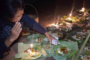 ບຸນຫໍ່ເຂົ້າປະດັບດິນ ເປັນບຸນປະເພນີຂອງຊາວພຸດ