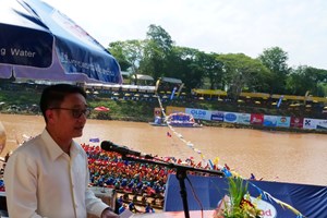 ບຸນຊ່ວງເຮືອປະເພນີທີ່ ນະຄອນ ຫຼວງພະບາງ ປີນີ້ຄືກຄື້ນຫຼາຍ ມີສີພາຍ ແລະເຮືອຊ່ວງ ຫຼາຍທ້ອງຖິ່ນເຂົ້າຮ່ວມ 27 ລໍາ