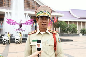 ເຈົ້າໜ້າທີ່ຕໍາຫຼວດຈະລາຈອນ ອໍານວຍຄວາມສະດວກໃຫ້ຜູ້ແທນທີ່ເຂົ້າຮ່ວມກອງປະຊຸມ CCM