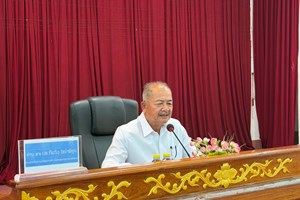 ທ່ານ ກິແກ້ວ ໄຂຄຳພິທູນ ມອບເຄື່ອງຊ່ວຍເຫຼືອຜູ້ປະສົບໄພພິບັດນໍ້າຖ້ວມ ຢູ່ເມືອງຄົງເຊໂດນ