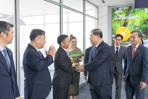 ຮອງນາຍົກລັດຖະມົນຕີ ຜູ້ປະຈໍາການລັດຖະບານ ແຫ່ງ ສສ ຫວຽດນາມ ເດີນທາງມາເຖິງ ສປປ ລາວ