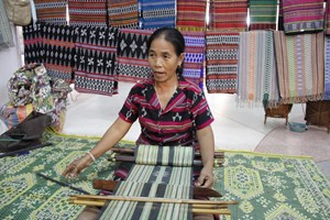 ຫັດຖະ​ກໍາ​ຕໍ່າ​ແຜ່ນ​ເອກະລັກ​​ພູມ​ປັນຍາ​​ເຜົ່າ​ກະ​ຕູ່​