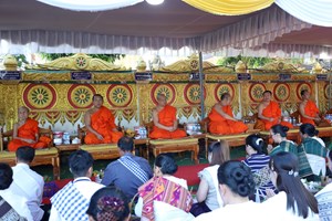 ຊາວພຸດເມືອງທ່າແຂກ ພ້ອມໃຈໃສ່ບາດ ສືບສານຮີດຄອງປະເພນີທີ່ຫໍຫຼັກເມືອງ