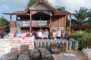 ແກ່ນທ້າວ ມອບແນວພັນພືດແລະ ອຸປະກອນການຜະລິດ ໃຫ້ບ້ານຫ້ວຍຕໍ