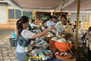 ຊາວພຸດຮ່ວມກັນໃສ່ບາດ ໃນມື້ບຸນອອກພັນສາປະວໍຣະນາ ຮັກສາໄດ້ຮີດຄອງປະເພນີລາວ