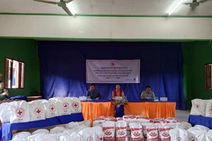 ອົງ​ການ​ກາ​ແດງແຫ່ງ​ຊາດມອບເຄື່ອງຊ່ວຍເຫຼືອໃຫ້ຄອບຄົວປະສົບໄພນໍ້າຖ້ວມຢູ່​ເມືອງ​ພຽງ