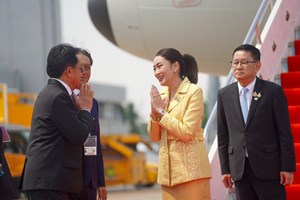  ນາຍົກໄທ ເດີນທາງເຖິງນະຄອນຫຼວງວຽງຈັນ