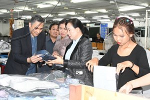 ການນຳກະຊວງ ຮສສ ເຄື່ອນໄຫວຢ້ຽມຢາມ ໂຮງງານ 2 ແຫ່ງ