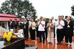 ຄະນະຜູ້ແທນກົງສູນໃຫຍ່ ສສ ຫວຽດນາມ ປະຈໍາພາກໃຕ້ລາວ ວາງພວງມາລາ ຢູ່ອະນຸສາວະລີ ຮ່ວມສໍາພັນສູ້ຮົບ ລາວ-ຫວຽດນາມ