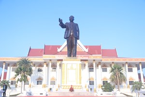 ຄະນະບໍລິຫານງານສູນກາງພັກ ສະໄໝທີ XII ວາງກະຕ່າດອກໄມ້ຢູ່ຫໍພິພິທະພັນໄກສອນ ພົມວິຫານ