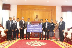 ບັນດາແຂວງຕ່າງໆ ມອບເງິນຊ່ວຍເຫຼືອຜູ້ໄດ້ຮັບຜົນກະທົບຈາກພາຍຸໝາກເຫັບ