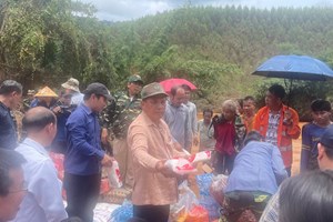 ທ່ານ ບຸນໂຈມ ອຸບົນປະເສີດ ເລຂາພັກແຂວງ  ປະທານສະພາປະຊາຊົນ ຕິດຕາມສະພາບນ້ຳຖ້ວມຢູ່ເມືອງເຊໂປນ