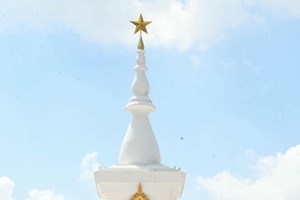 ນາຍົກລັດຖະມົນຕີ ແຫ່ງ ສສ ຫວຽດນາມ ພ້ອມຄະນະວາງພວງມາລາຢູ່ອະນຸສາວະລີນັກຮົບນິລະນາມ