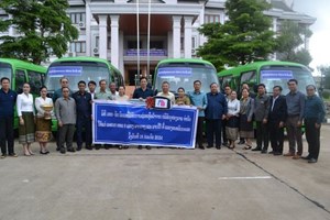 ບໍລິສັດບູຢອງລາວຈຳກັດມອບລົດເມໃຫ້ 8 ແຂວງພາກກາງ ແລະ ພາກໃຕ້