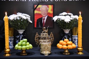 ຄະນະນໍາກະຊວງການຕ່າງປະເທດ ເຂົ້າຮ່ວມເຊັນປຶ້ມໄວ້ອາໄລ ຕໍ່ການມໍລະນະກໍາຂອງ ສະຫາຍ ຫງວຽນຝູຈ້ອງ