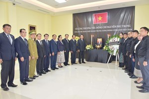 ການນຳແຂວງສະຫວັນນະເຂດ ວາງພວງມາລາ-ເຊັນປຶ້ມໄວ້ອາໄລຕໍ່ການຈາກໄປຂອງສະຫາຍ ຫງວຽນ ຝູຈ້ອງ