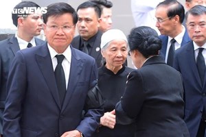 ບົດຄໍາເຫັນຂອງ ສະຫາຍ ນາງ ໂງທິເໝິ້ນ ພັນລະຍາ ສະຫາຍ ຫງວຽນ ຝູ ຈ້ອງ, ໂອ້ລົມ ກັບ ສະຫາຍ ທອງລຸນ ສີສຸລິດ ພ້ອມດ້ວຍພັນລະຍາ