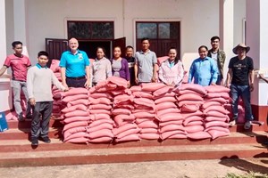 ປະຊາຊົນເມືອງວຽງພູຄາ ທີ່ຖືກຜົນກະທົບຈາກພາຍຸຢາກິ ໄດ້ຮັບເຂົ້າຊ່ວຍເຫຼືອ