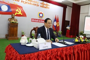 ສະຫາຍ ສອນໄຊ ສີພັນດອນ ໂອ້ລົມນາຍ ແລະ ພົນທະຫານກອງພັນໃຫຍ່ 605