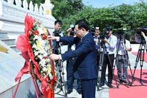 ປະທານສະພາແຫ່ງຊາດ ຫວຽດນາມ ວາງພວງມາລາ ຢູ່ອະນຸສາວະລີນັກຮົບນິລະນາມ