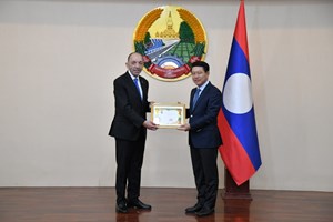 ລັດຖະບານ ປະດັບຫຼຽນໄຊມິດຕະພາບ ໃຫ້ແກ່ ກົງສູນກິດຕິມະສັກ ຂອງ ສປປ ລາວ ປະຈຳປະເທດ ລີບັງ