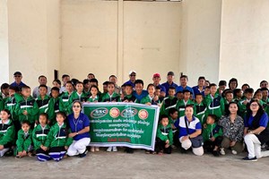 ສູນກິລາສະເຕດ້ຽມສະປອດ ຮ່ວມກັບ ອະດີດ ອຸດົມຟ້າງຸ່ມ ມອບເຄື່ອງກິລາໃຫ້ສອງໂຮງຮຽນແຂວງໄຊສົມບູນມູນຄ່າ ຫຼາຍກວ່າ 70 ລ້ານກີບ