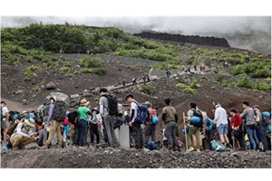 ຍີ່ປຸ່ນ ເປີດຈອງຄິວຂຶ້ນພູເຂົາໄຟຟູຈິ ແບບອອນລາຍ