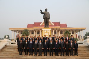 ການນຳ ຍທຂ ວາງກະຕ່າດອກໄມ້ຢູ່ໜ້າຮູບປັ້ນຫຼໍ່ປະທານ ໄກສອນ ພົມວິຫານ