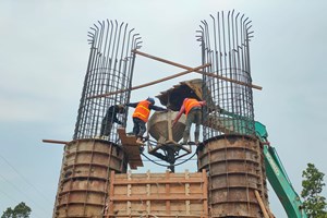 ຮອງເຈົ້າແຂວງ ລົງຕິດຕາມການກໍ່ສ້າງຂົວຂ້າມນ້ຳເຊຈຳພອນ