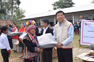 ອົງການກາແດງແຫ່ງຊາດລາວຊ່ວຍເຫຼືອຜ້າຫົ່ມ 1.000 ຜືນໃຫ້ປະຊາຊົນແຂວງອຸດົມໄຊ