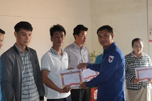 ມອບໃບຢັ້ງຢືນ 3 ດີ 4 ຮູ້ ຂອງກອງເຍົາວະຊົນທັນວາໃຫ້ໂຮງຮຽນ 11 ແຫ່ງ