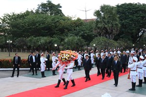 ການນໍາພັກ-ລັດ ວາງພວງມາລາ ແລະ ກະຕ່າດອກໄມ້ ສະແດງຄວາມເຄົາລົບຮັກບັນພະບູລຸດລາວ