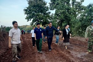 ຄະນະ ຊກຂ ລົງກວດກາກໂຄງການສ້ອມແປງເສັ້ນທາງເຂົ້າຫາພື້ນທີ່ການຜະລິດບ້ານແສງຈະເລີນ