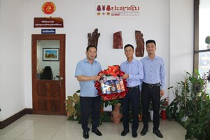 ໜັງສືພິມເຢິນເຢີນປະຈຳລາວ ອວຍພອນໜັງສືພິມປະຊາຊົນໃນໂອກາດປີໃໝ່ລາວ