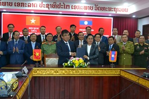 ຄະນະຜູ້ແທນສະຫວັນນະເຂດ-ກວາງບິ່ງ ຮ່ວມລົງນາມໃນຂໍ້ຕົກລົງຮ່ວມມືດ້ານຊາຍແດນ