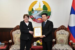 ມອບໃບຢັ້ງຢືນພົນລະເມືອງກິດຕິມະສັກໃຫ້ແກ່ອະດີດກົງສູນ ກິດຕິມະສັກ ສປປລາວປະຈຳສະວິດ