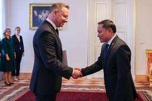 ເອກອັກຄະລັດຖະທູດລາວ ຍື່ນສານຕາຕັ້ງຕໍ່ປະທານາທິບໍດີ ສ ໂປໂລຍ