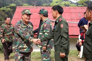 ການນໍາແຂວງບໍ່ແກ້ວ ແລະ ປະທານ ອພສ ແຂວງມອບເຄື່ອງໃຫ້ກອງຮ້ອຍຊາຍແດນ 124-125