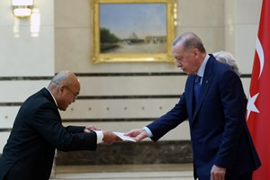 ທູດ ລາວ ຢື່ນສານຕາຕັ້ງຕໍ່ ປະທານາທິບໍດີ ສຕວັກກີ